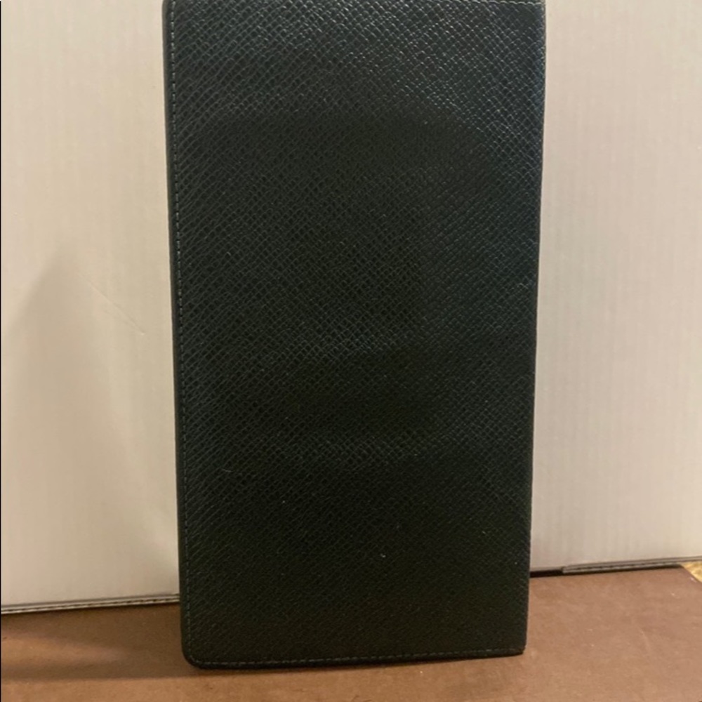 SOLDAuthentic Louis Vuitton Taiga Checkbook Holder - Picture 3 of 12